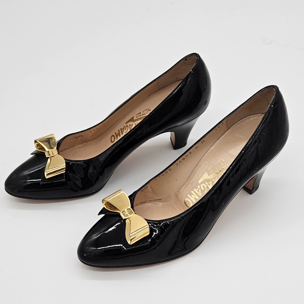 VTG Salvatore Ferragamo Black Patent Leather w/ Gold Metal Bows Pumps Size 5